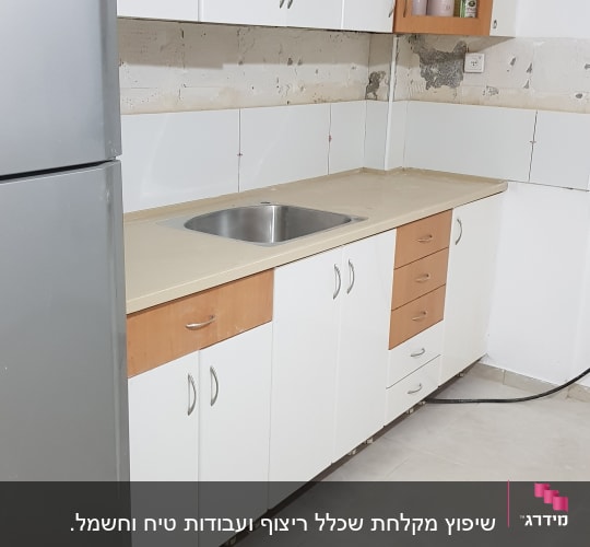 קיר מטבח עם סימני צבע מתקלף